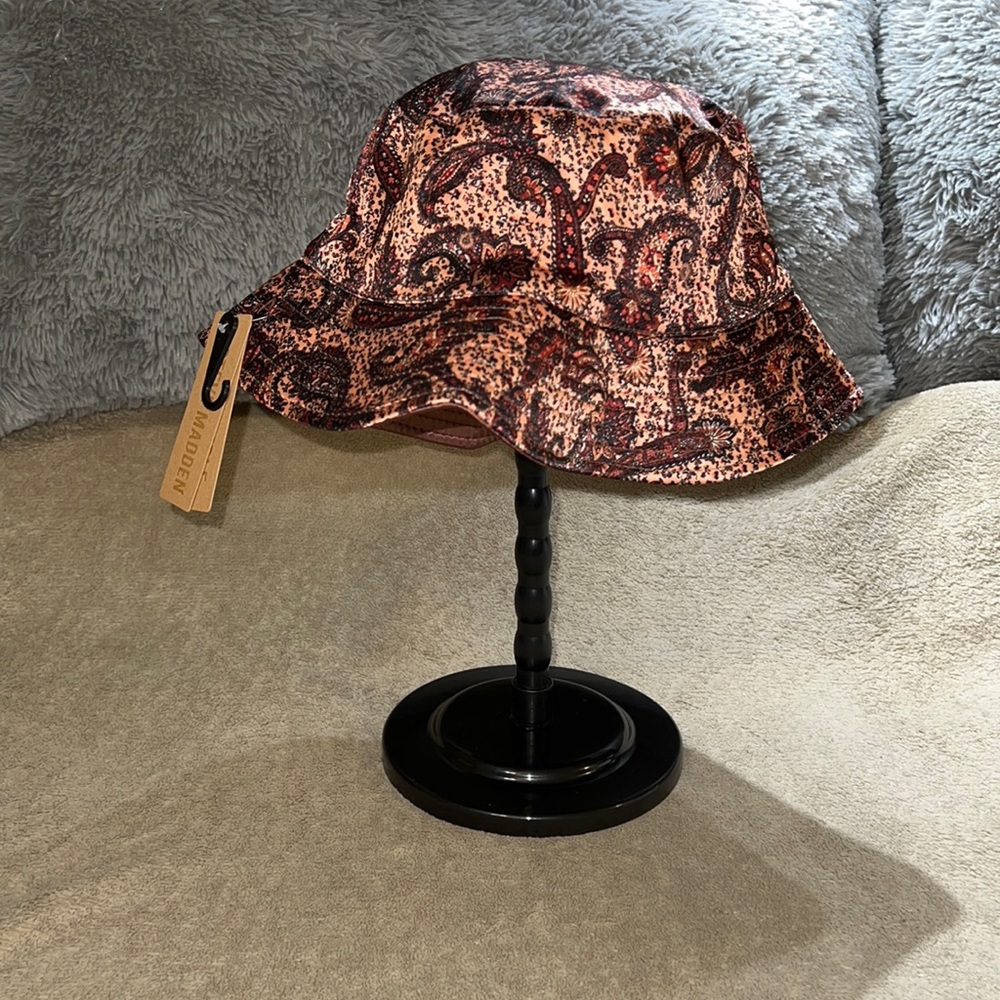 Steve Madden Women’s Paisley/Solid Reversible Bucket Hat “NWT”